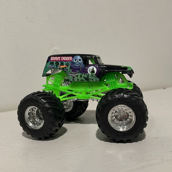Monster Jam 1:64 Truck Gravedigger - Picture 3 of 4